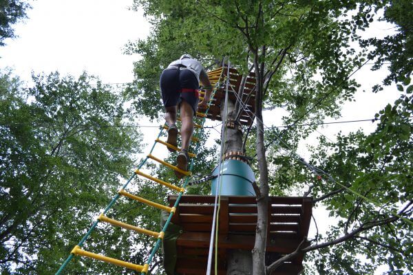 parco sospeso nel bosco percorso nero