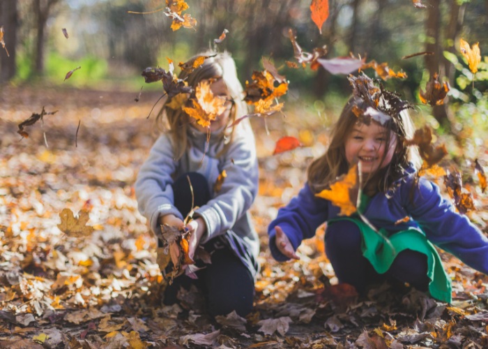 bambini giocano con le foglie