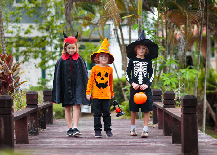 bambini su un ponte vestiti da halloween